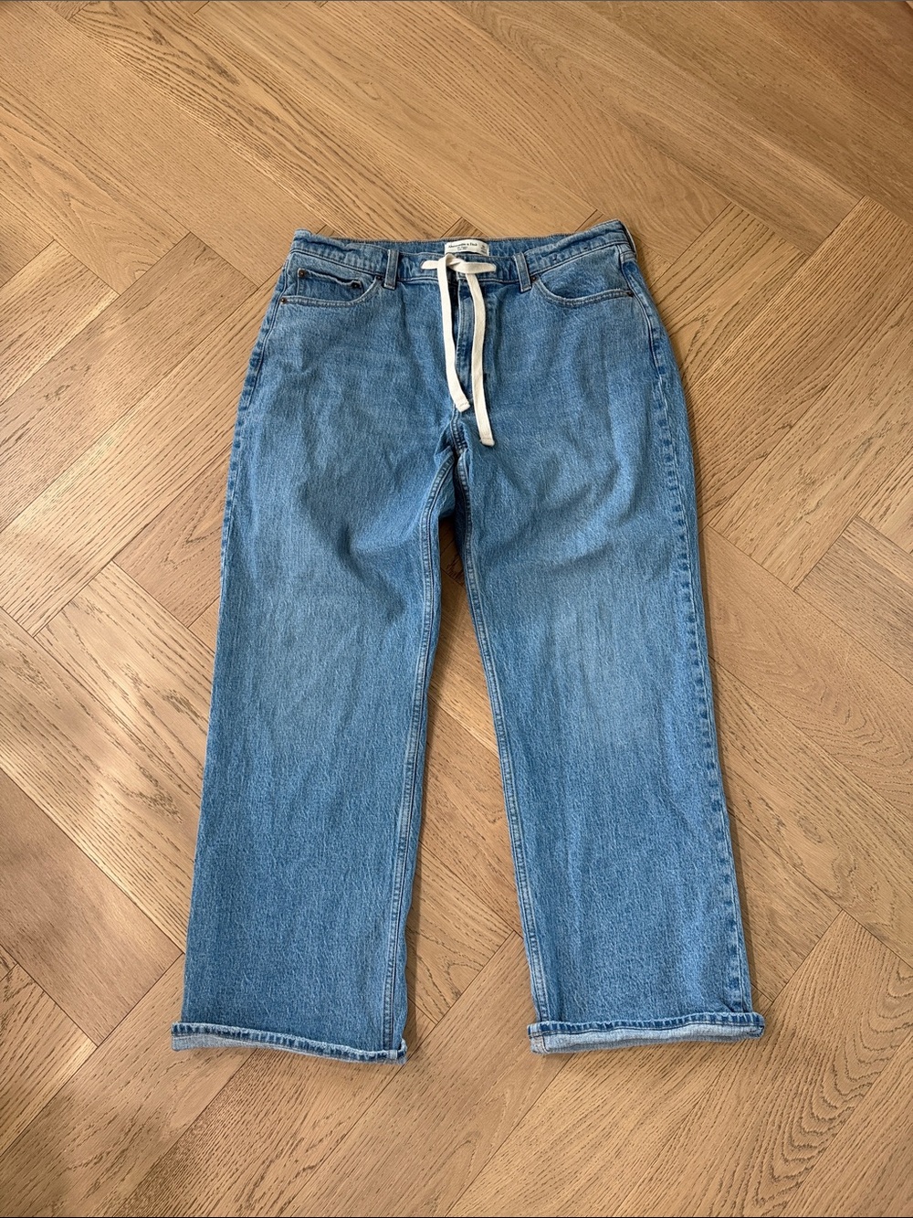 Abercrombie & Fitch Light Blue Curve Love “The Baggy Low Rise” jeans